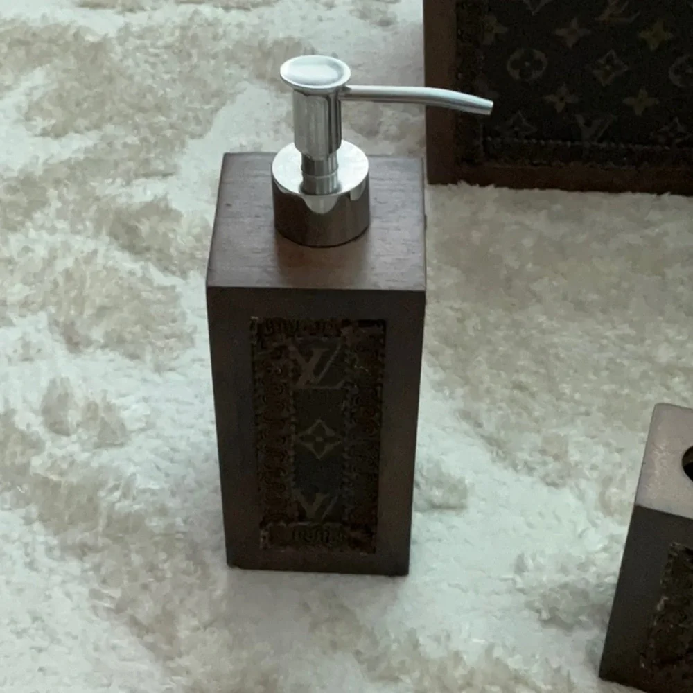 H by Halston Brown Bath Accessories Set for Elegant Decor